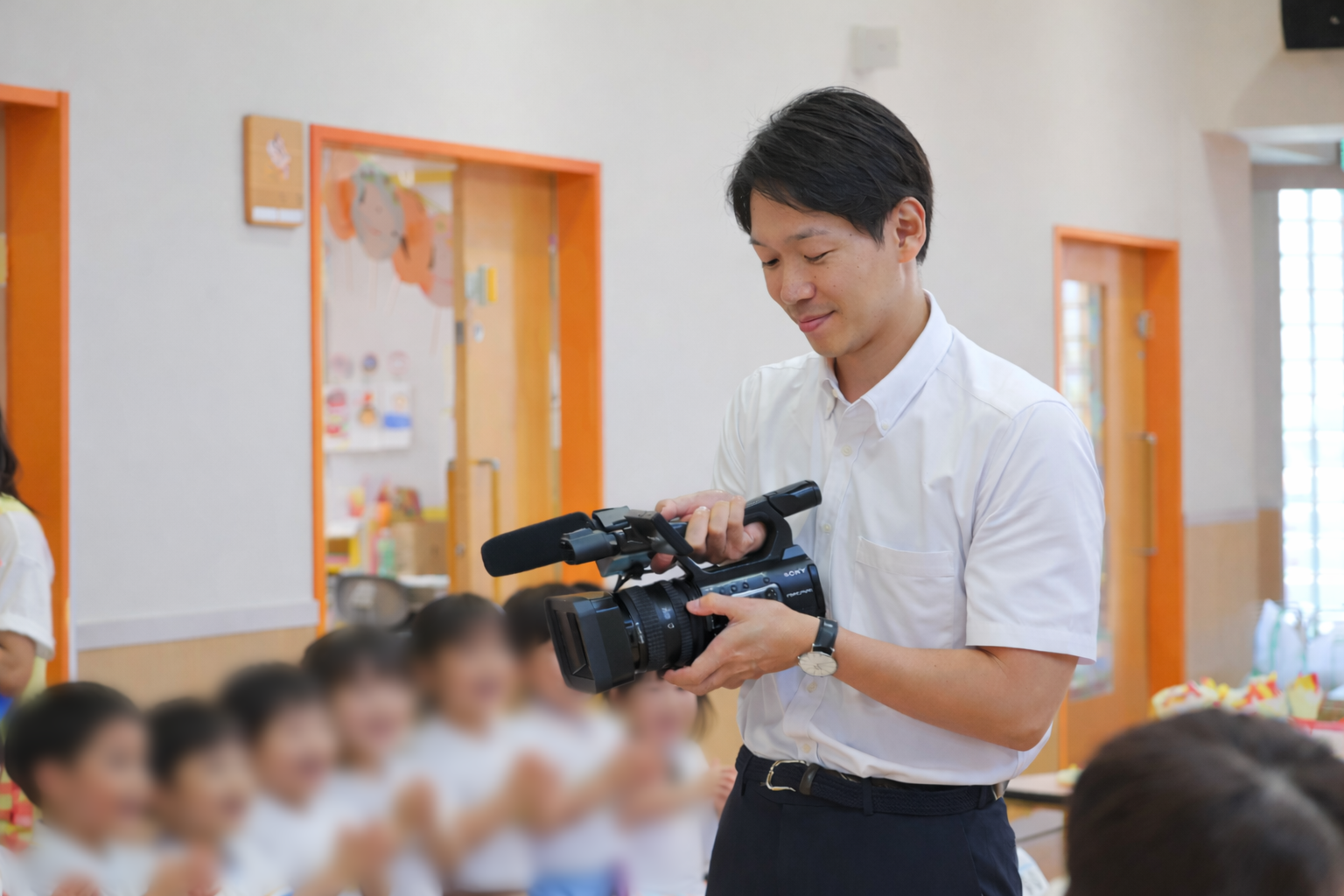 幼稚園の行事を撮影するビデオカメラマン｜購入率90%の撮影業者